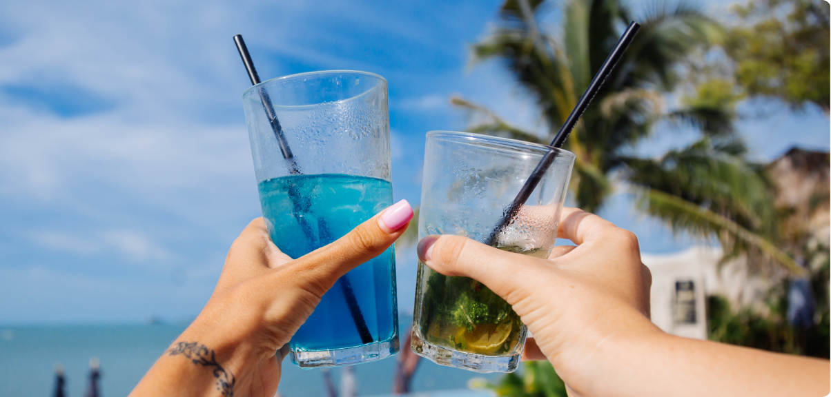 Liburan Tahun Baru Ke Pantai? Jangan Lupa Pilih Blue Curacao Agar Pengalaman Pesta Pantaimu Makin Meriah!